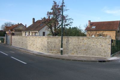 Chapeau de mur et pierre de parement sur parpaing